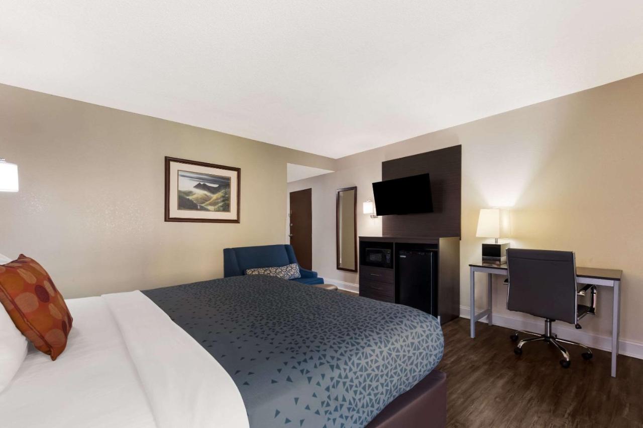 King Room with River View - Non smoking at Econo Lodge Inn & Suites On The River
