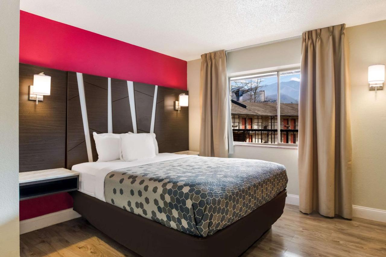 Queen Room - Non-Smoking at Econo Lodge Inn & Suites On The River