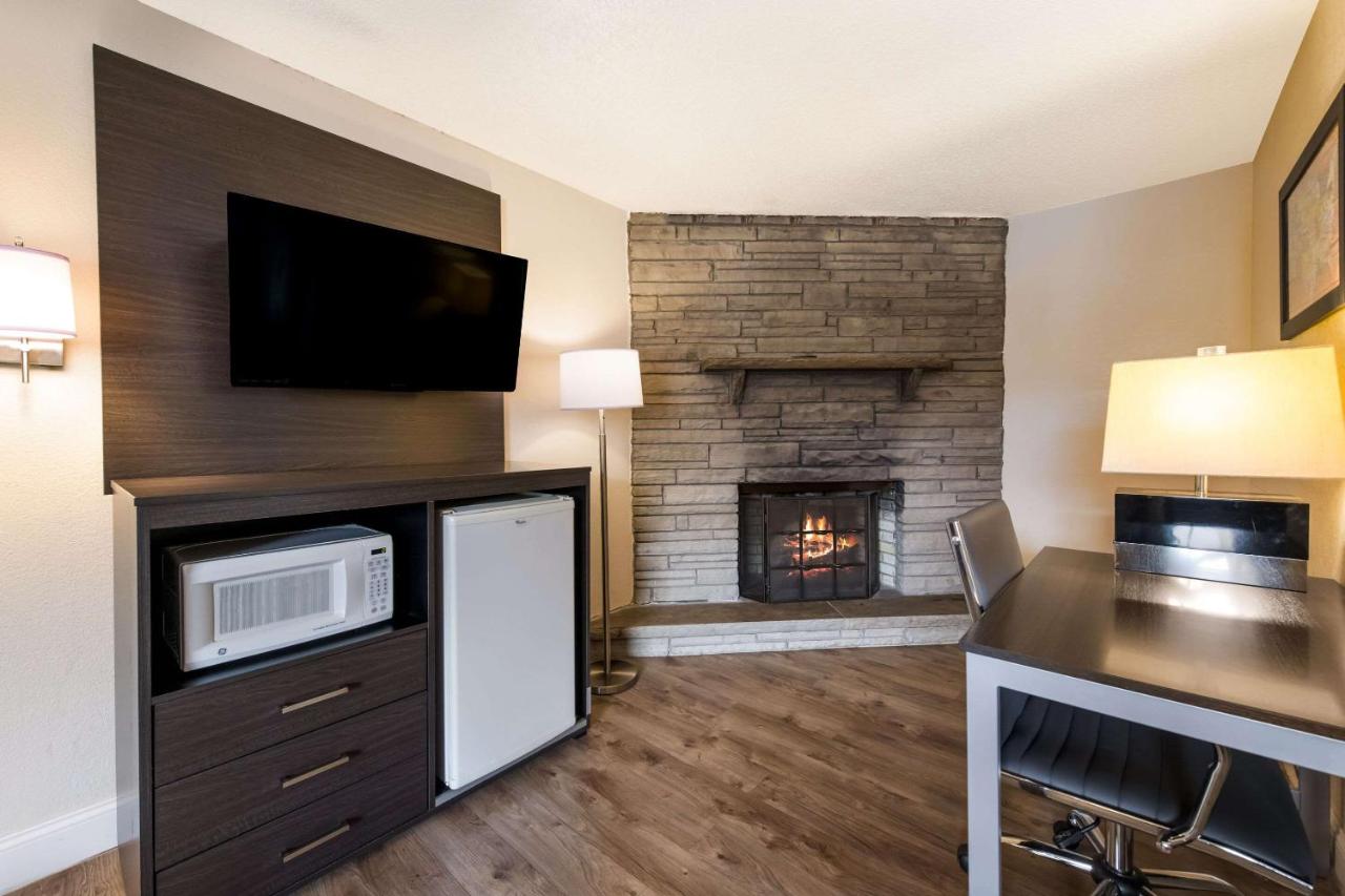 Queen Room - Non-Smoking at Econo Lodge Inn & Suites On The River