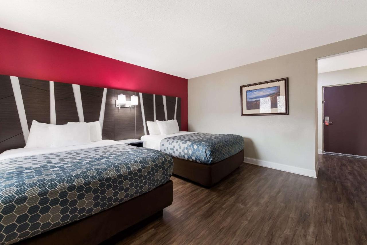 Queen Room with Two Queen Beds with River View- Non-Smoking at Econo Lodge Inn & Suites On The River