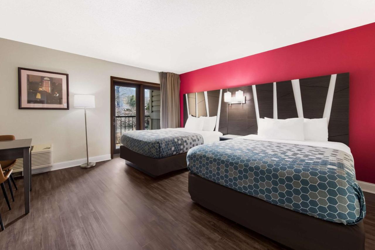 Queen Room with Two Queen Beds with River View- Non-Smoking at Econo Lodge Inn & Suites On The River