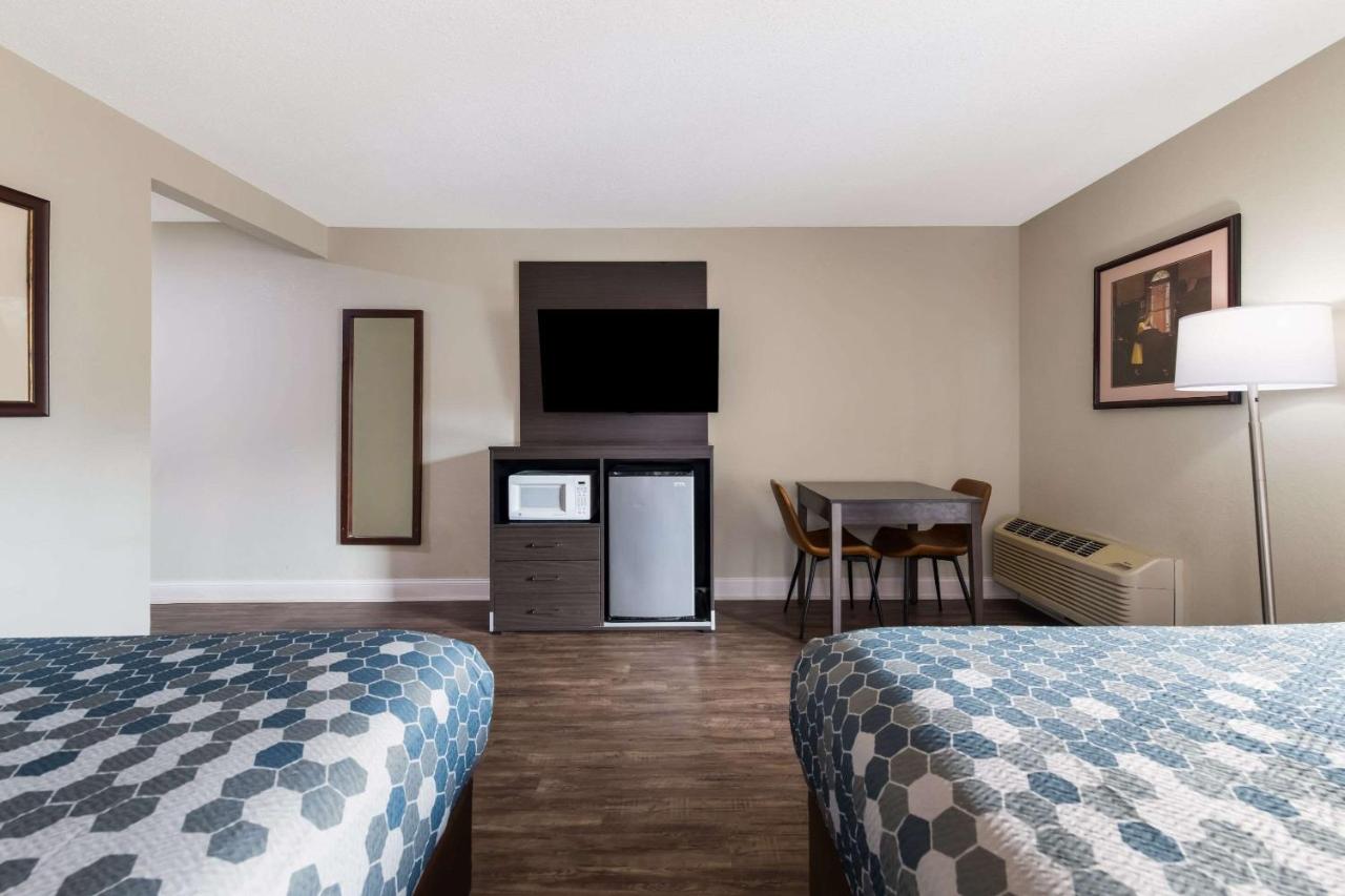 Queen Room with Two Queen Beds with River View- Non-Smoking at Econo Lodge Inn & Suites On The River