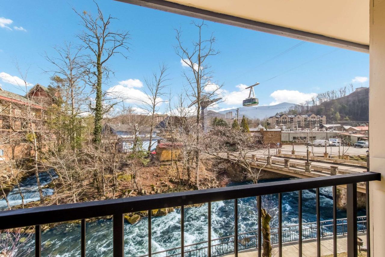 King Room with River View - Non smoking at Econo Lodge Inn & Suites On The River