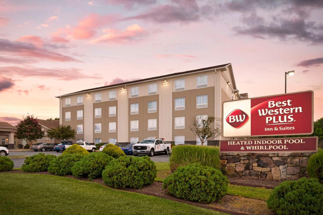 | Best Western Plus Crossroads Inn & Suites