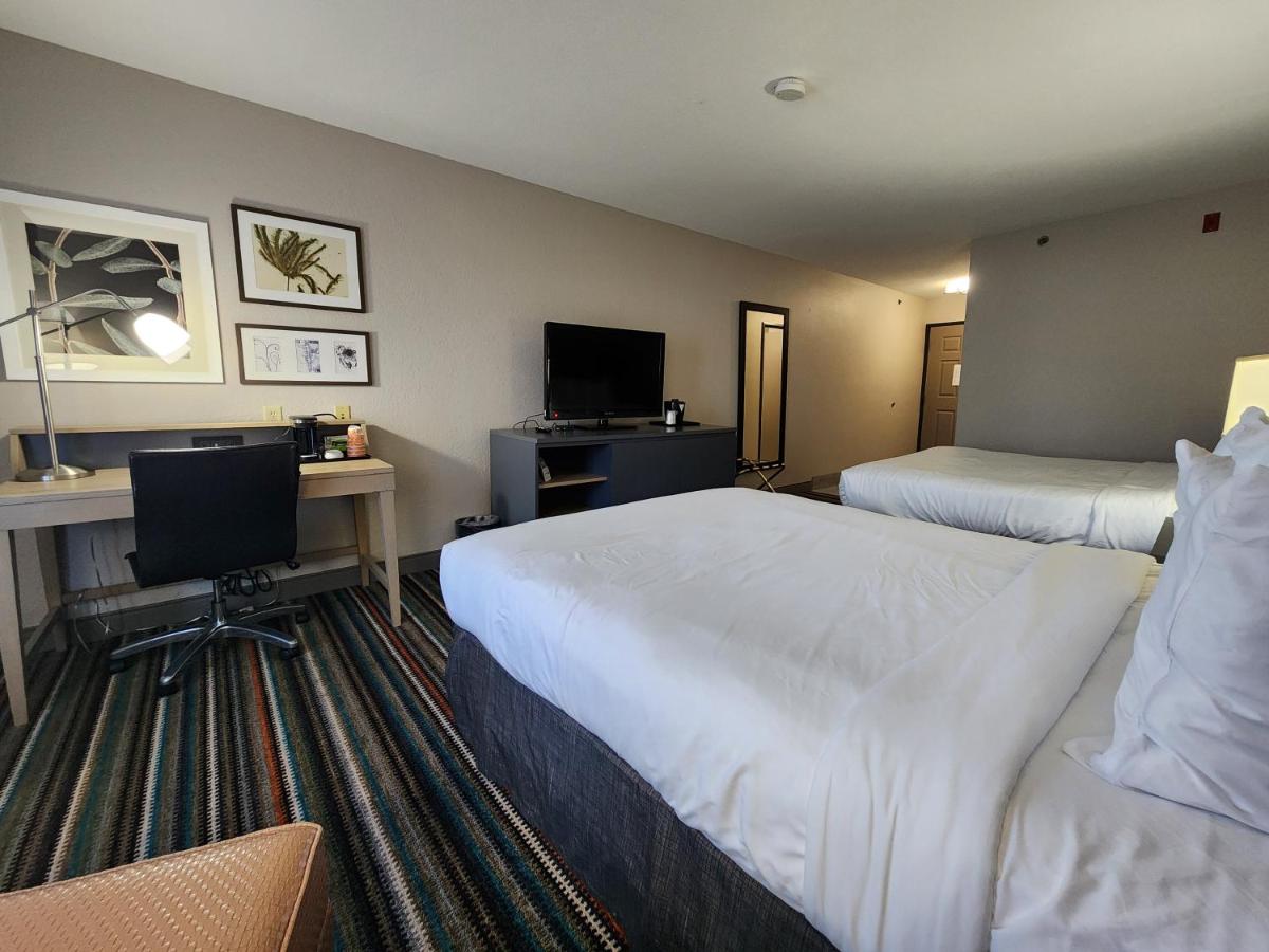 Queen Room with Two Queen Beds - Non-Smoking at Country Inn & Suites by Radisson, Topeka West, KS