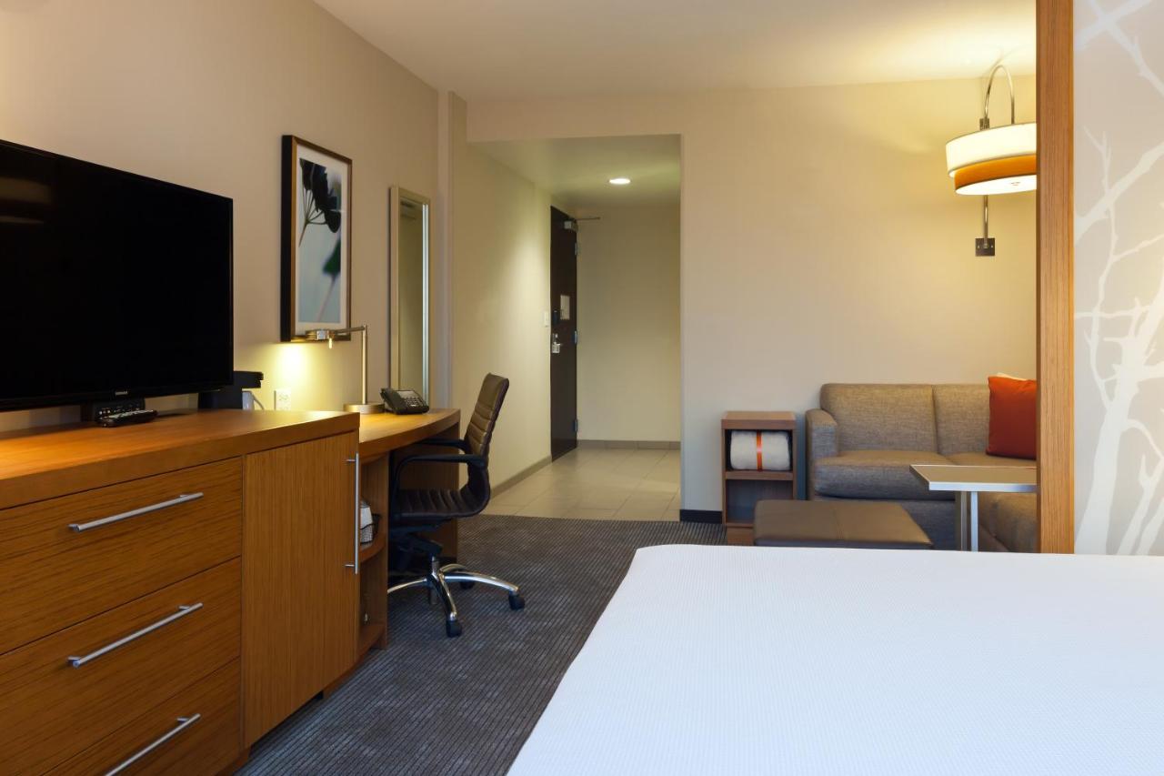 King Room with Roll-in Shower - Disability Access/Non-Smoking at Hyatt Place Chicago/River North