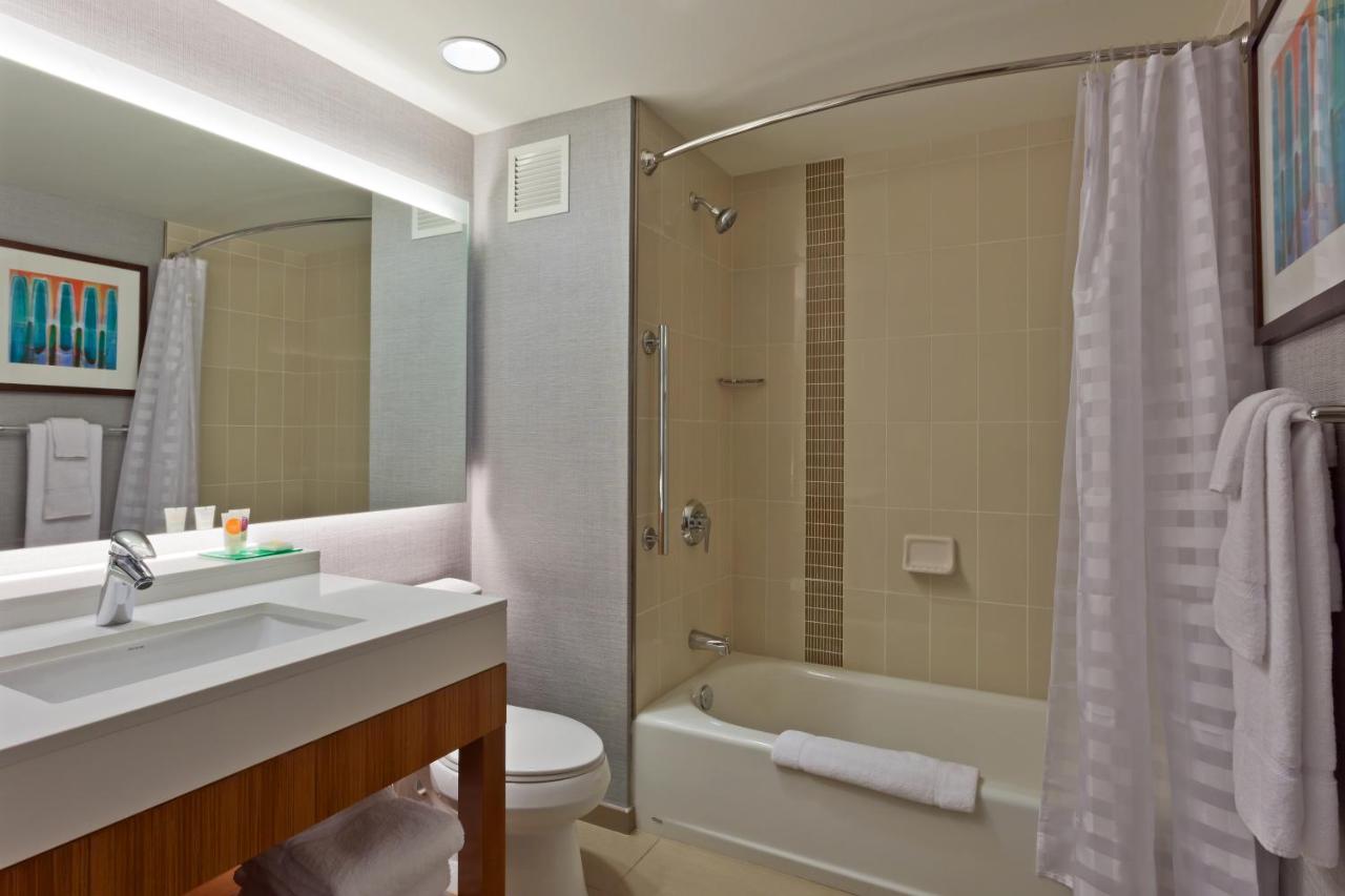  Queen Room with Two Queen Beds and Bath Tub - Disability Access at Hyatt Place Chicago/River North