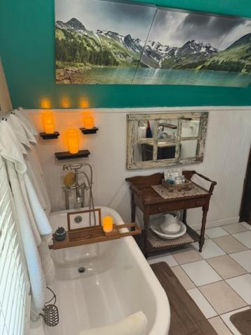 | Downtown B&B with Jacuzzi