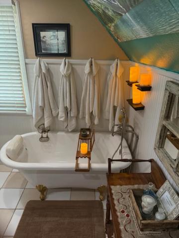 | Downtown B&B with Jacuzzi
