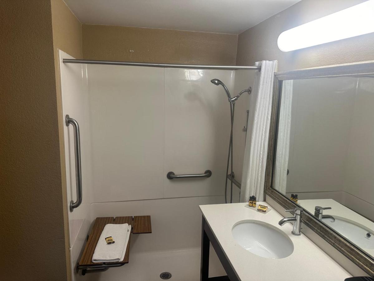 | Best Western Plus Harrisburg East Inn & Suites
