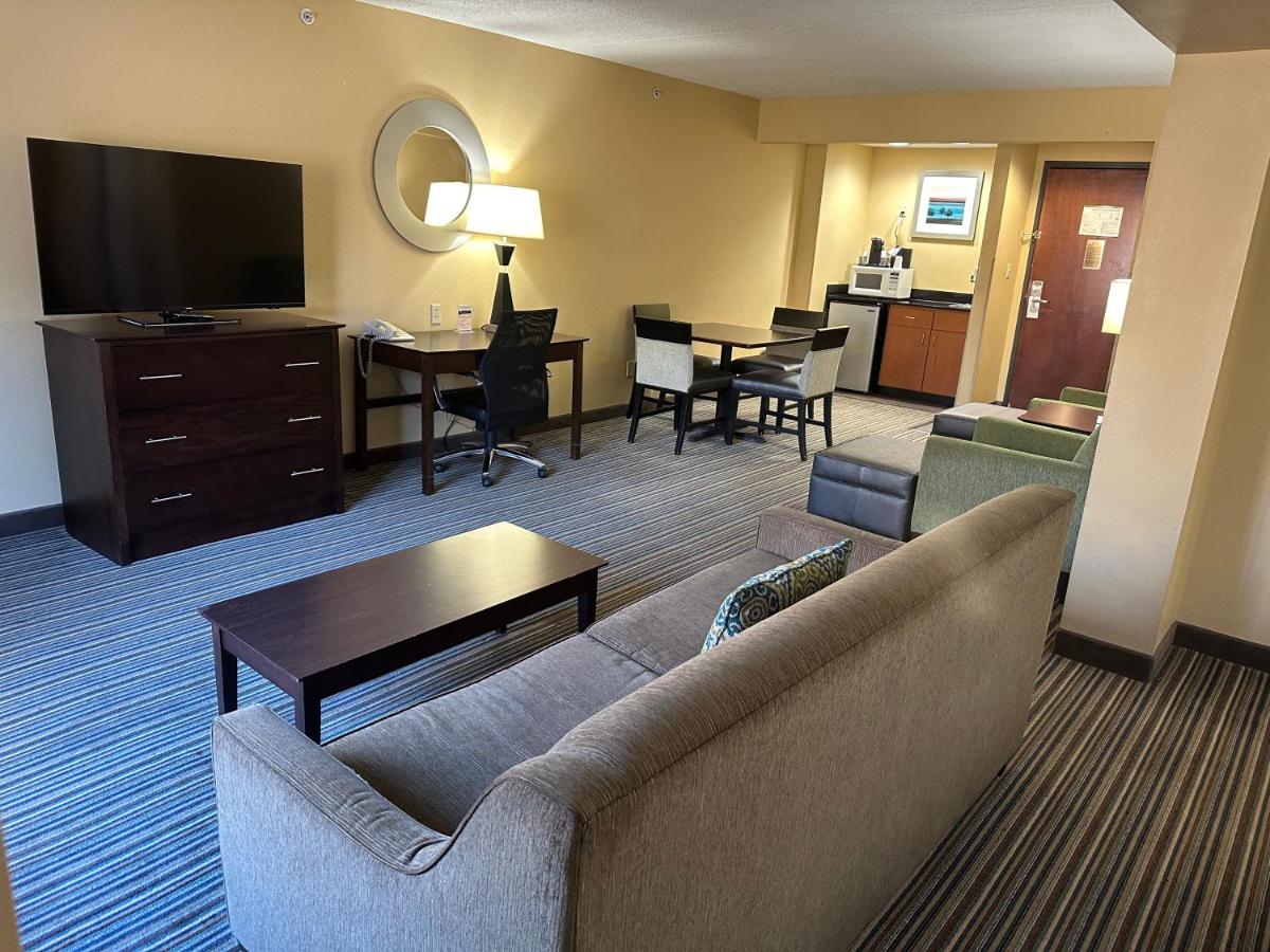 | Best Western Plus Harrisburg East Inn & Suites