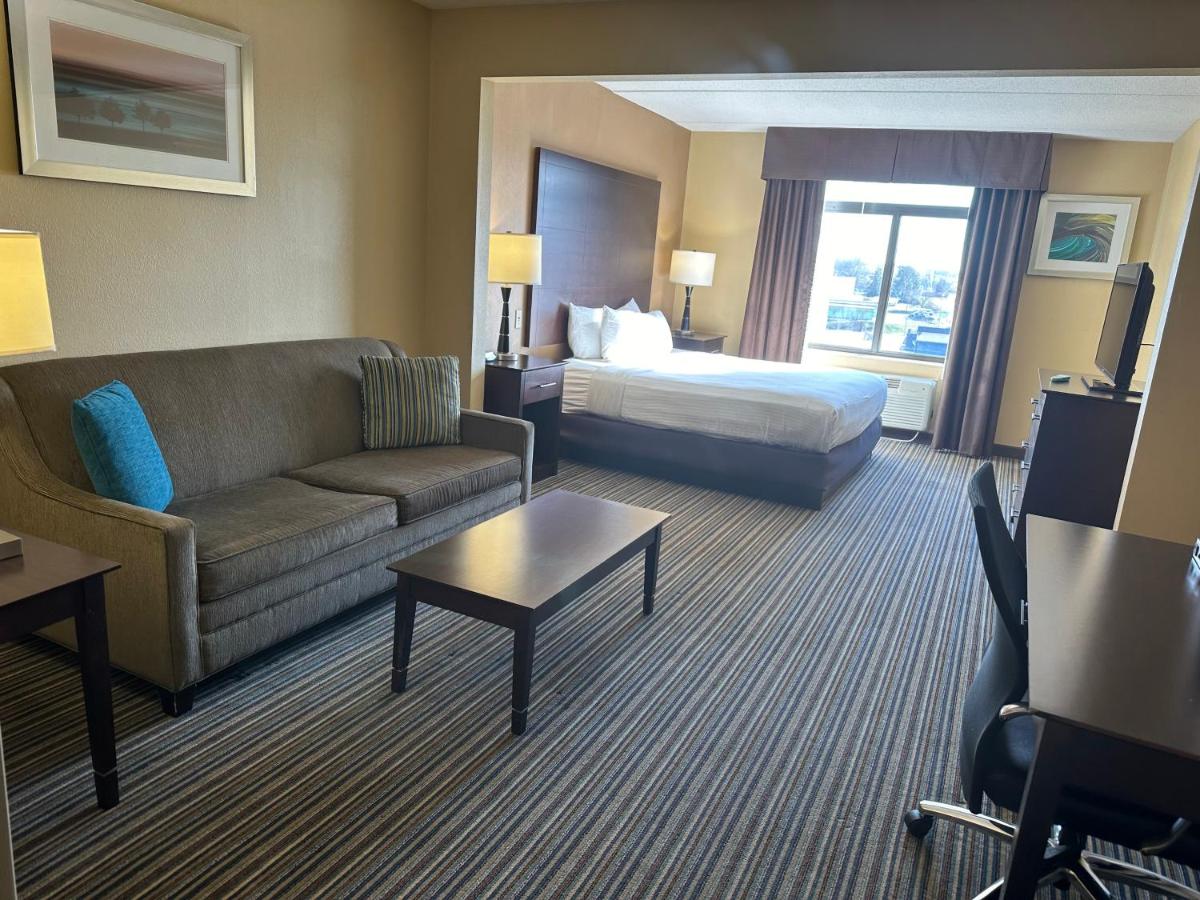 | Best Western Plus Harrisburg East Inn & Suites