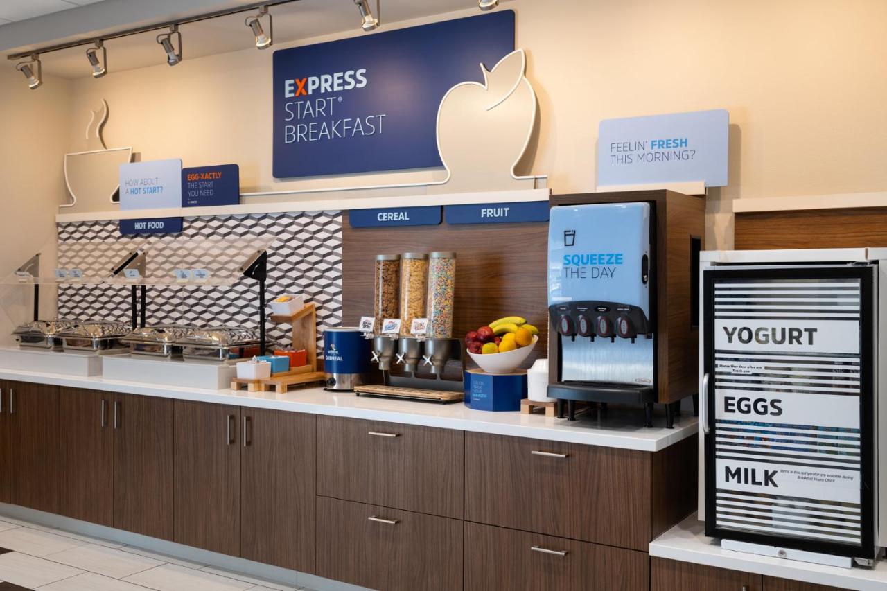 | Holiday Inn Express & Suites - Madison West - Middleton, an IHG Hotel
