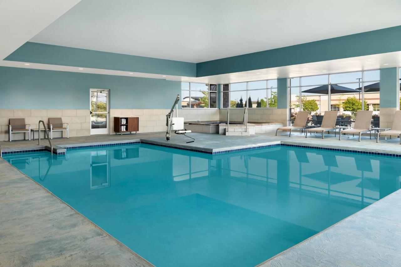 | Holiday Inn Express & Suites - Madison West - Middleton, an IHG Hotel