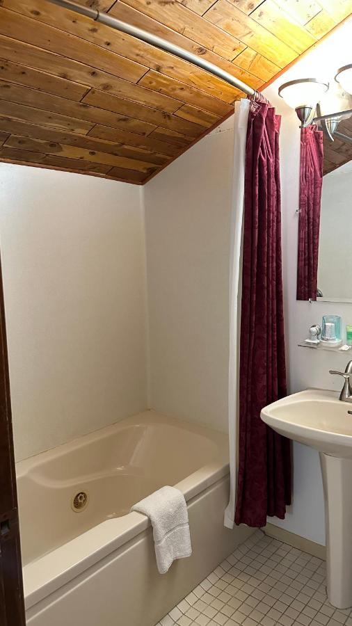  | 7 Gables Inn & Suites