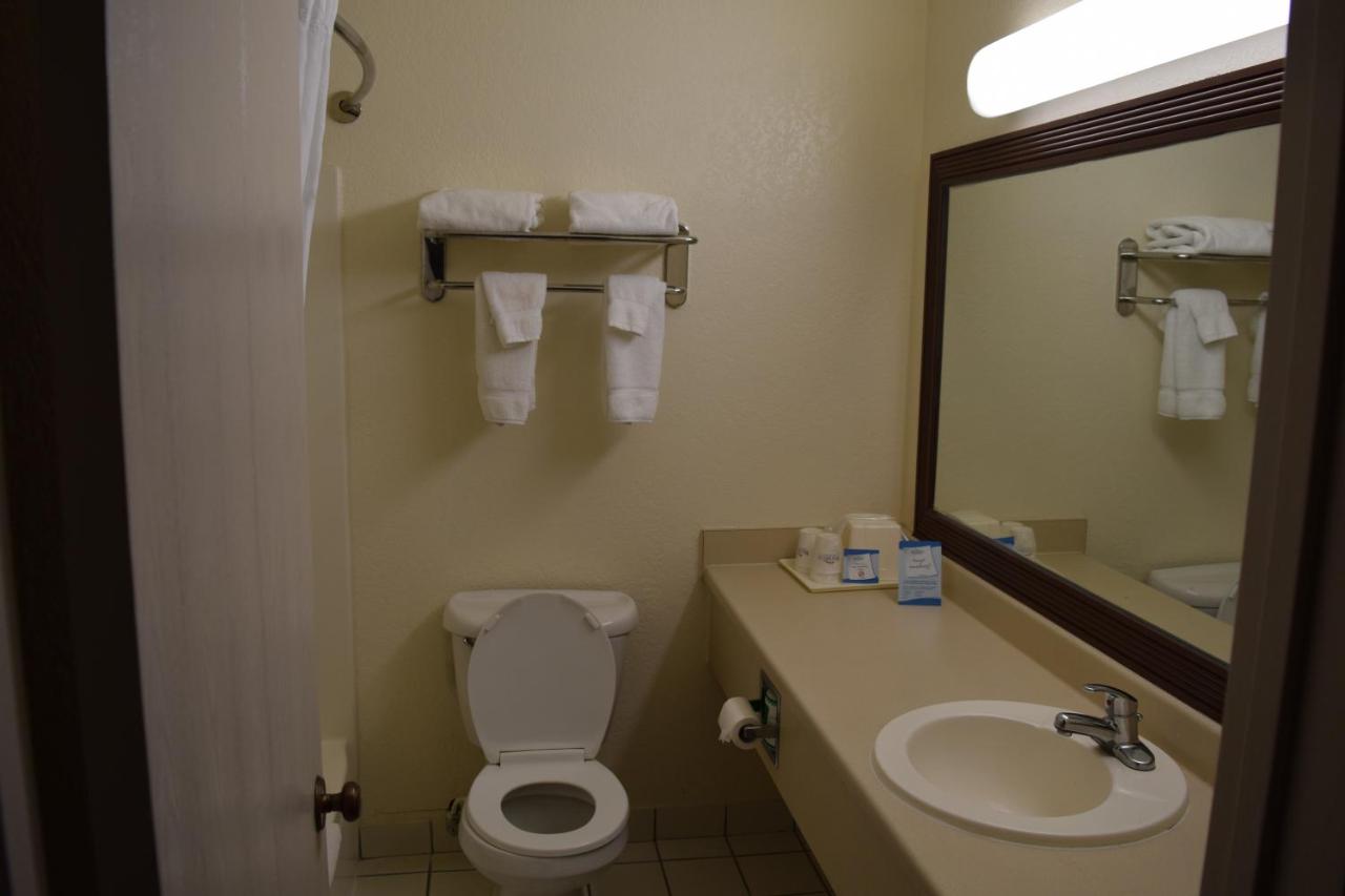 King Room with Roll-In Shower - Mobility Access/Non-Smoking at Baymont by Wyndham Midland Airport