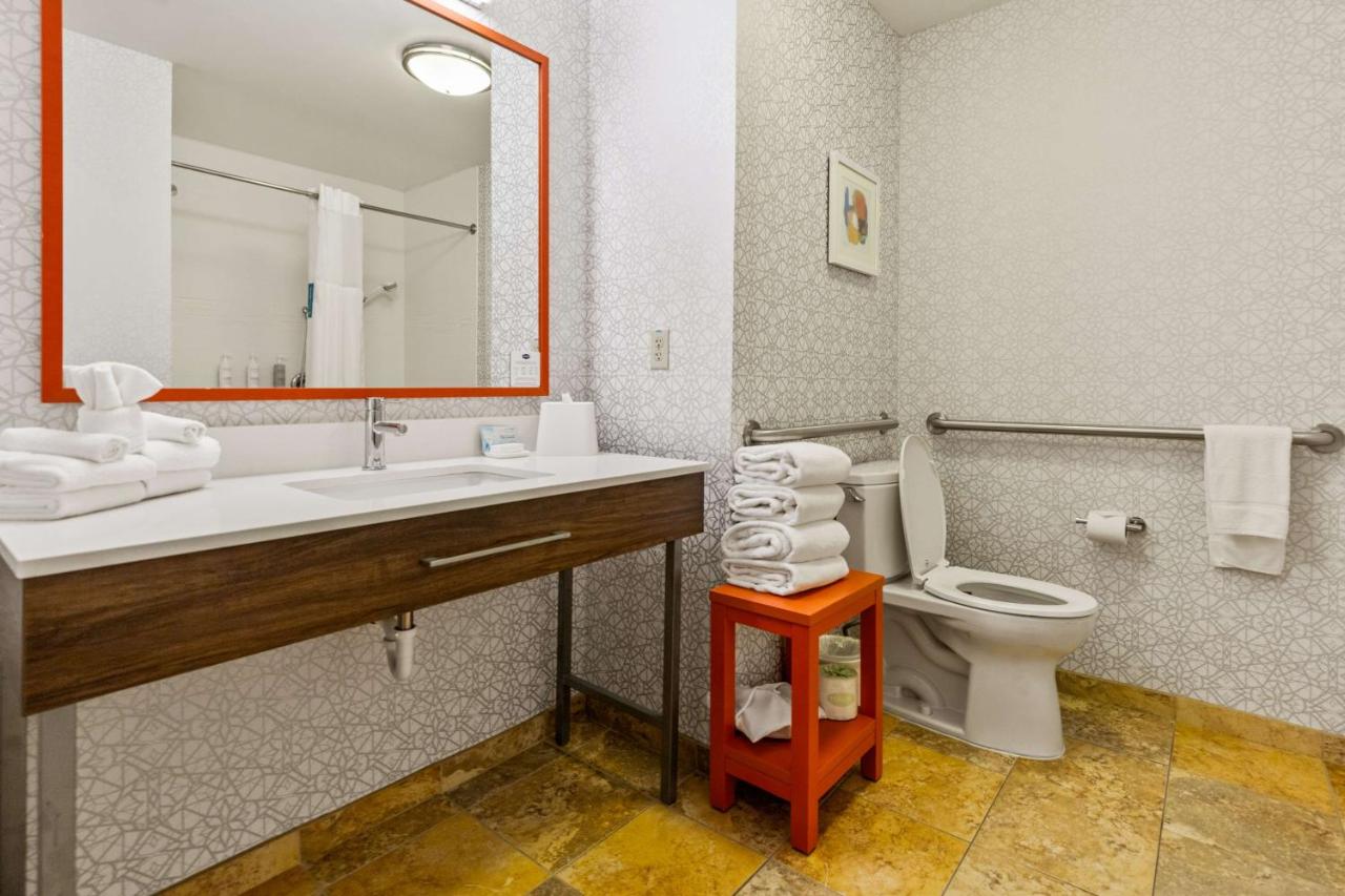 King Room with Bath Tub - Hearing Accessible/Non-Smoking at Hampton Inn Temple