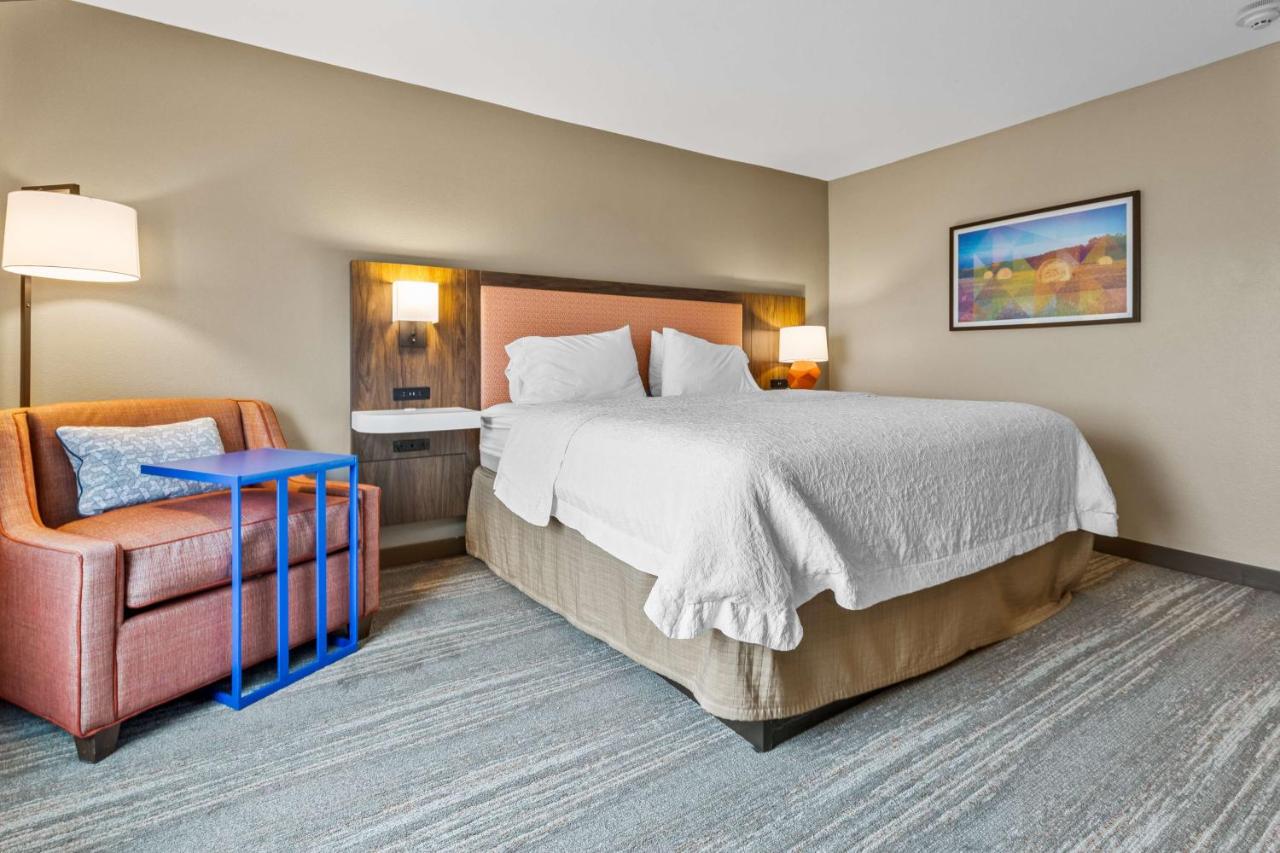 King Room - Hearing Accessible/Non-Smoking at Hampton Inn Temple