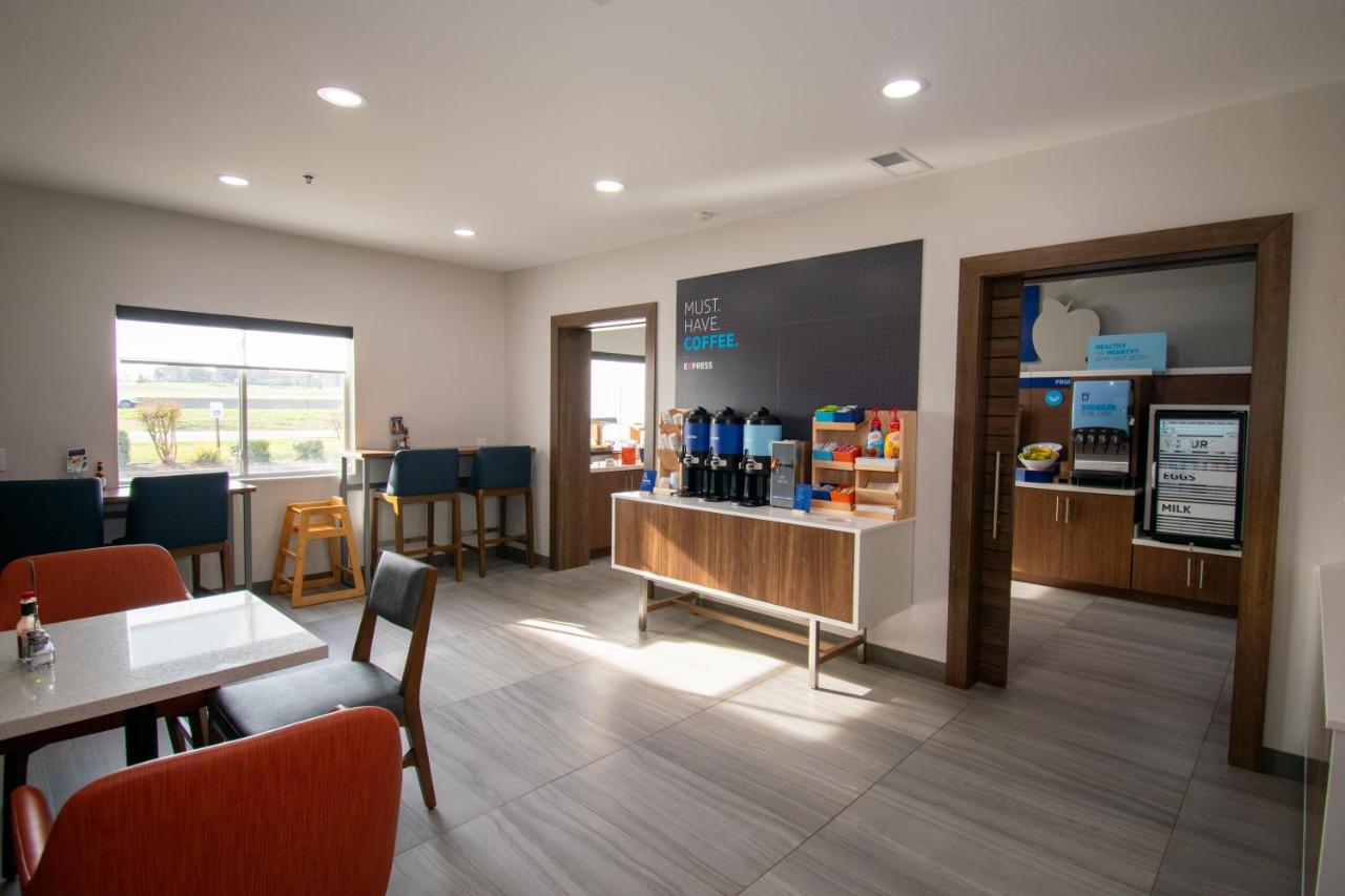  | Days Inn & Suites by Wyndham Sulphur Springs