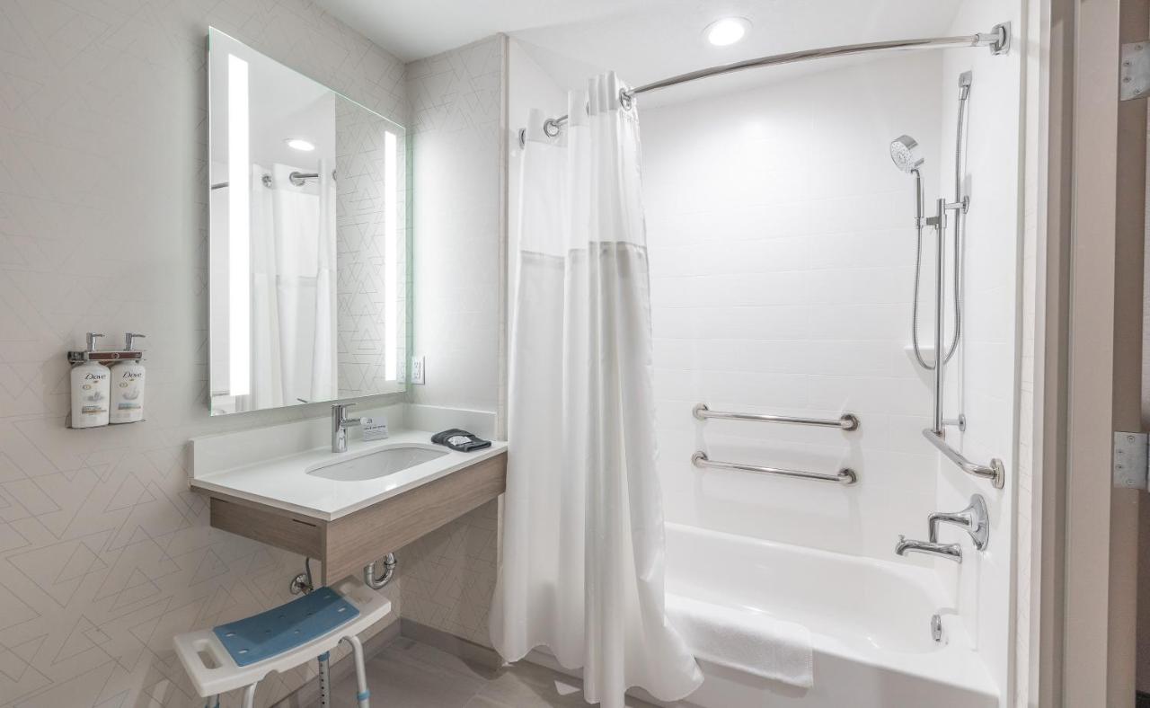 King Room - Mobility Access Tub - Non-Smoking at Holiday Inn Express Hotel & Suites St. Robert by IHG