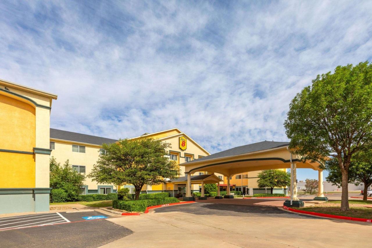 | Super 8 by Wyndham Lubbock West