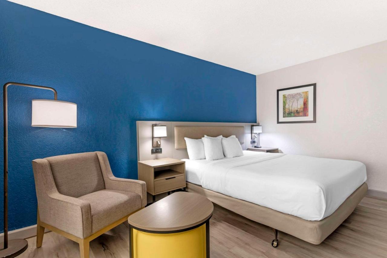 King Room - Mobility Accessible/Non-Smoking at Comfort Inn Alpharetta - Atlanta North