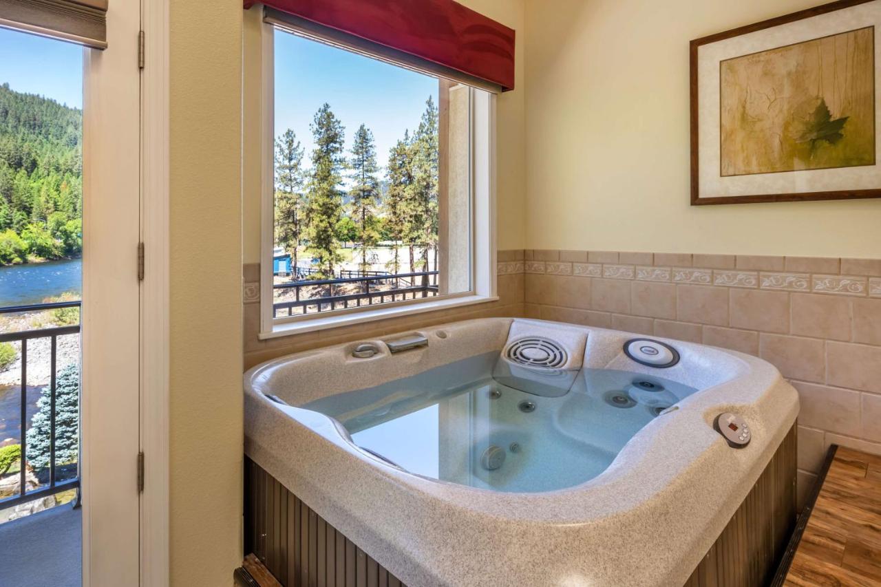 King Suite with River View at Best Western Lodge At River's Edge
