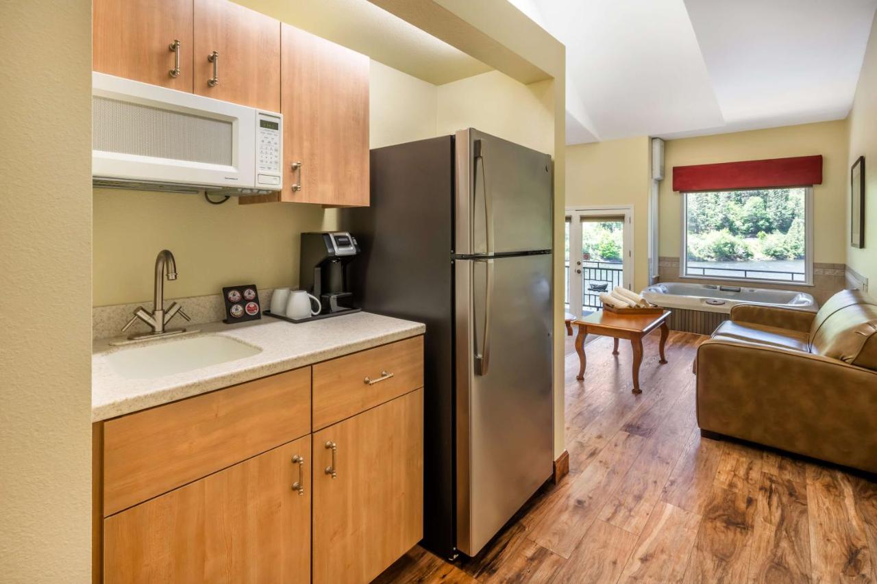 King Suite with River View at Best Western Lodge At River's Edge