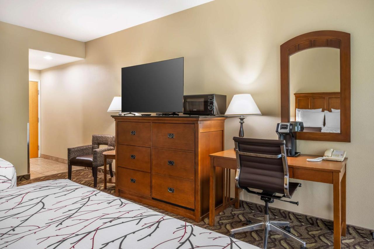 Queen Room with Two Queen Beds - River View at Best Western Lodge At River's Edge
