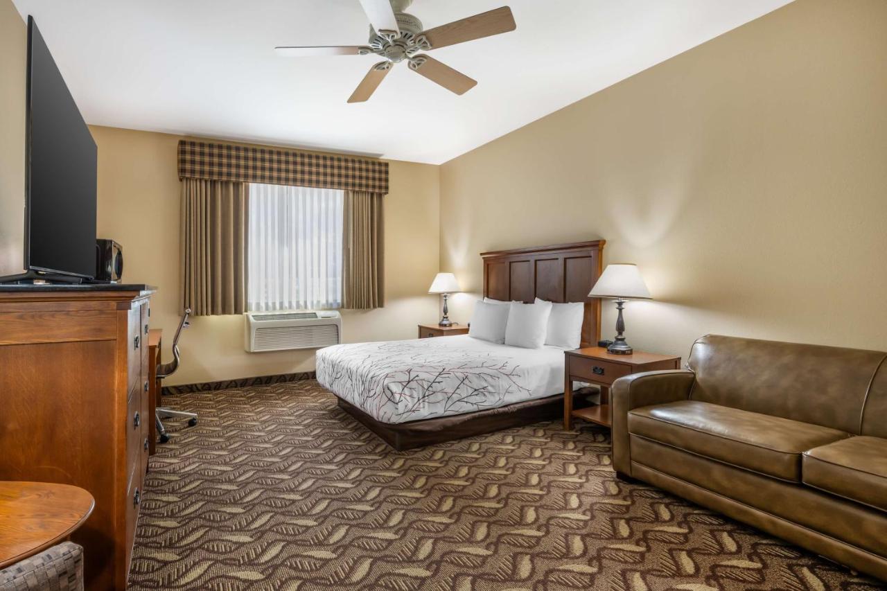 Queen Room with Bathtub - Disability Access at Best Western Lodge At River's Edge