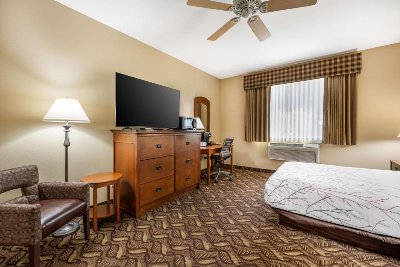 Queen Room with Bathtub - Disability Access at Best Western Lodge At River's Edge