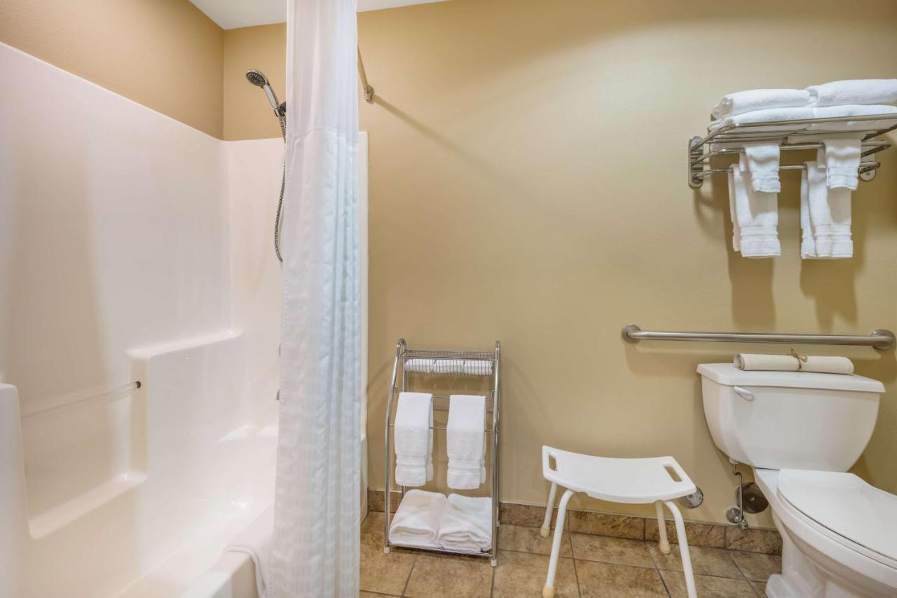 Queen Room with Bathtub - Disability Access at Best Western Lodge At River's Edge