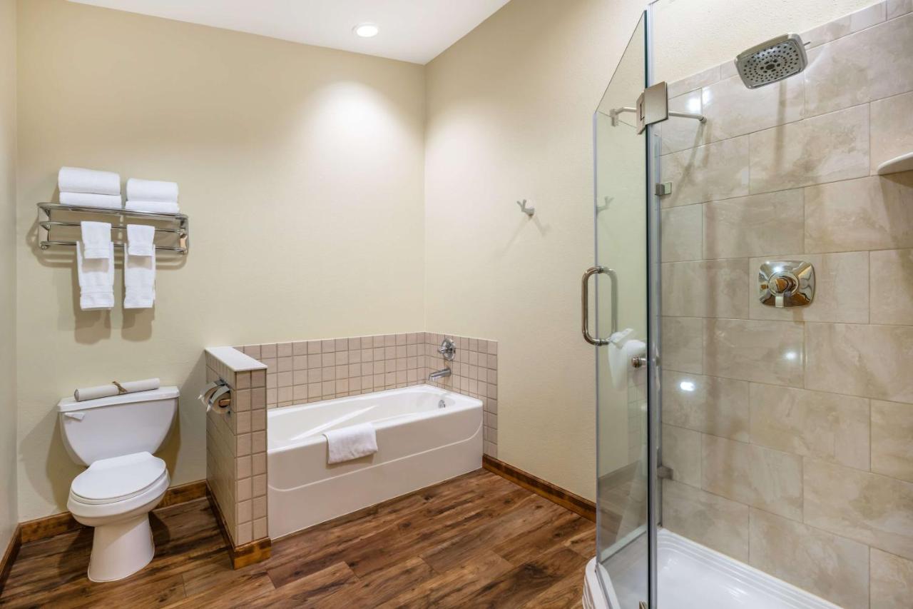 King Suite with River View at Best Western Lodge At River's Edge