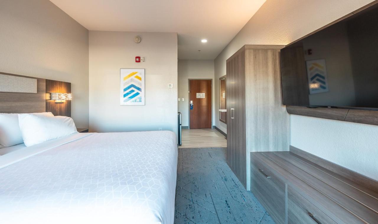Executive King Room at Holiday Inn Express Hotel & Suites St. Robert by IHG