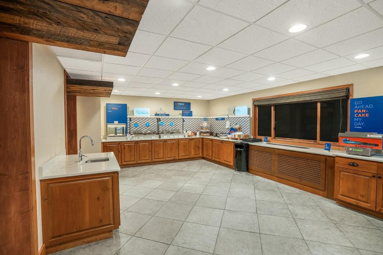 | Holiday Inn Express & Suites Hayward, an IHG Hotel