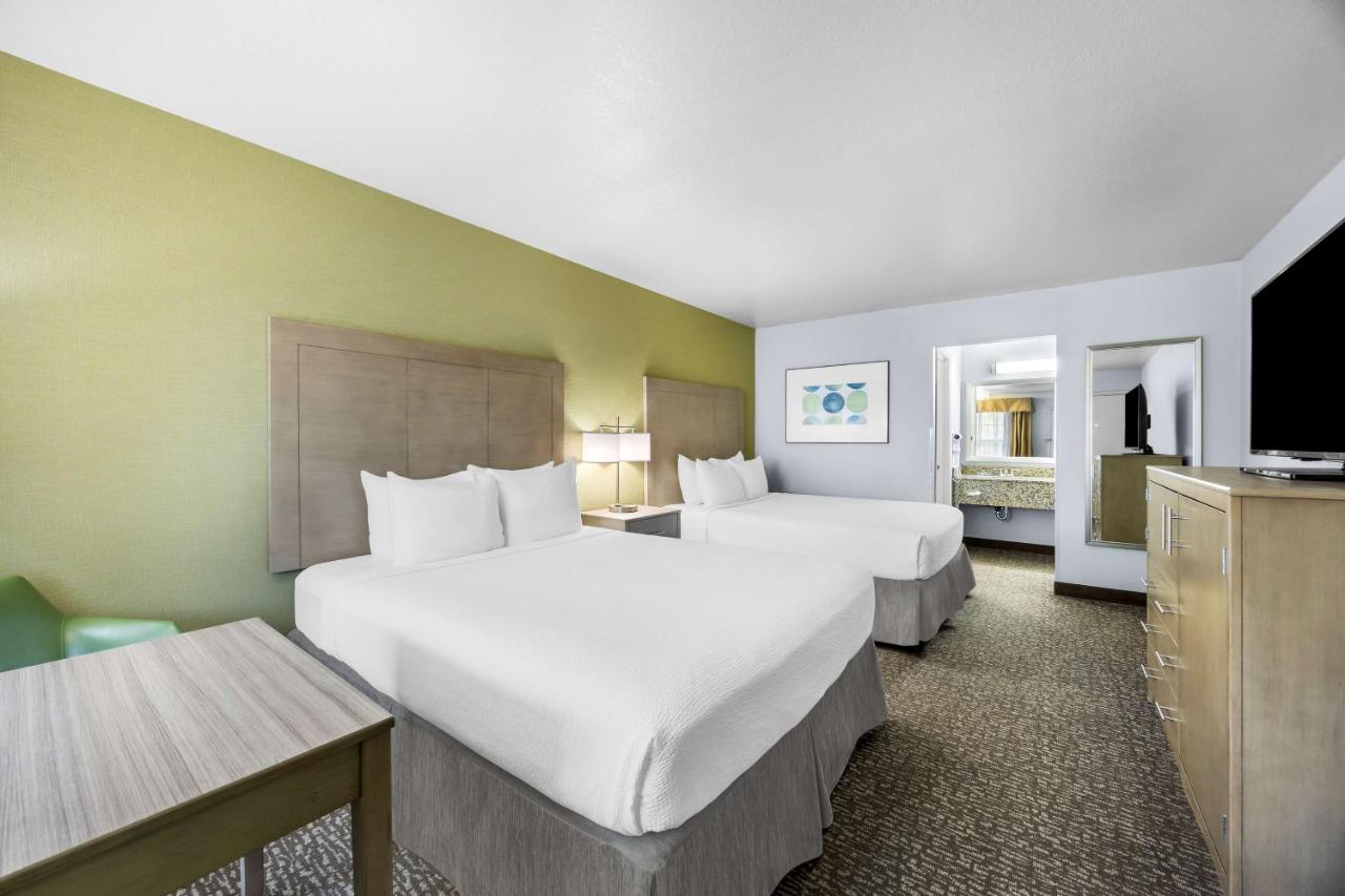 Queen Room with Two Queen Beds - Non-Smoking at Best Western Grants Pass Inn
