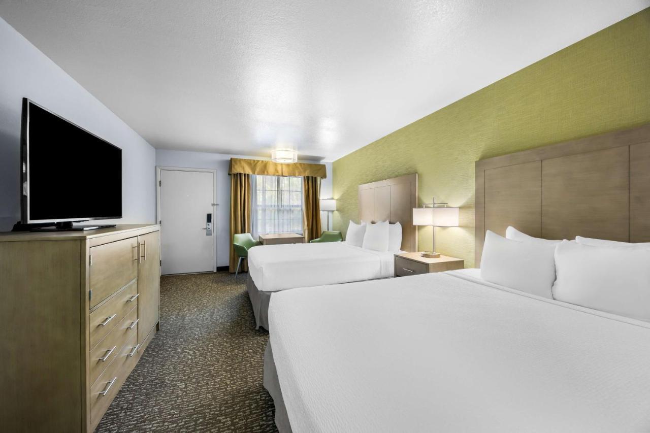 Queen Room with Two Queen Beds - Non-Smoking at Best Western Grants Pass Inn