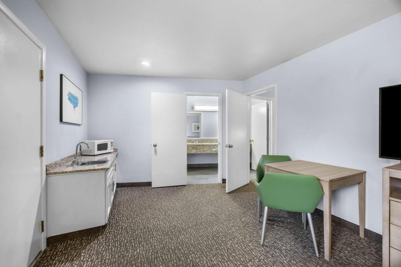 King Suite with Hot Tub - Non-Smoking at Best Western Grants Pass Inn