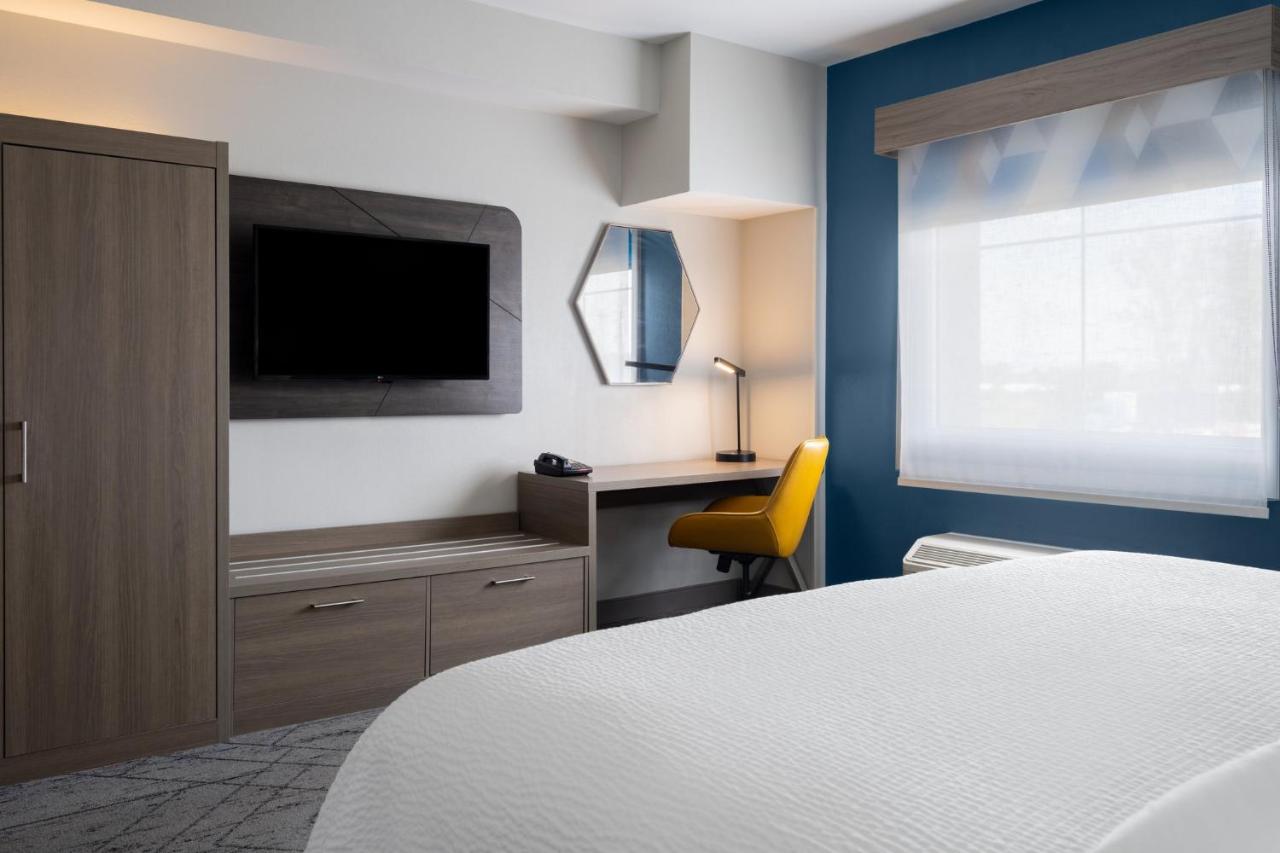 King Room with Bath Tub - Disability Access/Non-Smoking at Holiday Inn Express Toledo North by IHG