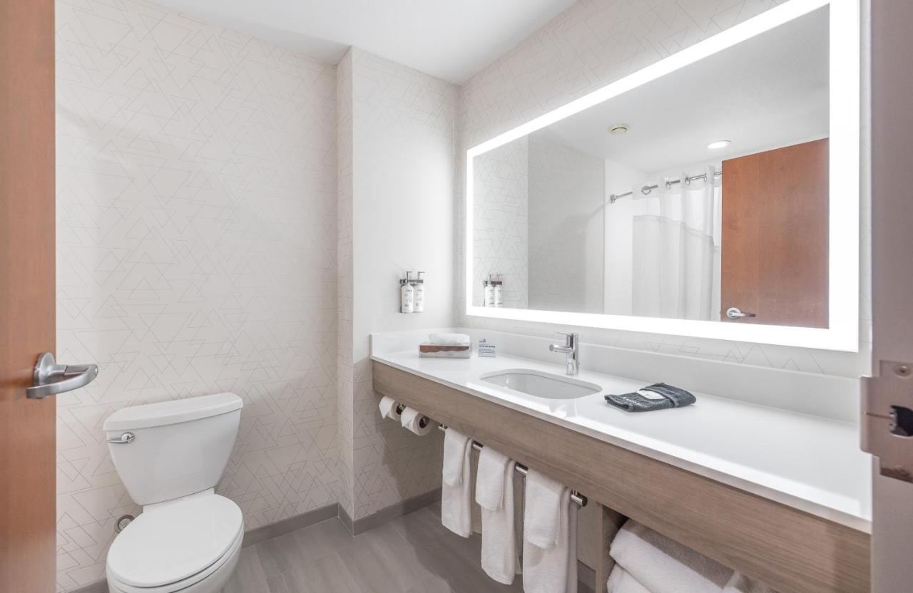 Executive King Suite at Holiday Inn Express Hotel & Suites St. Robert by IHG