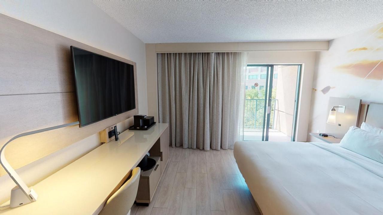 King Room with City View and Balcony - Concierge Level at Tucson Marriott University Park