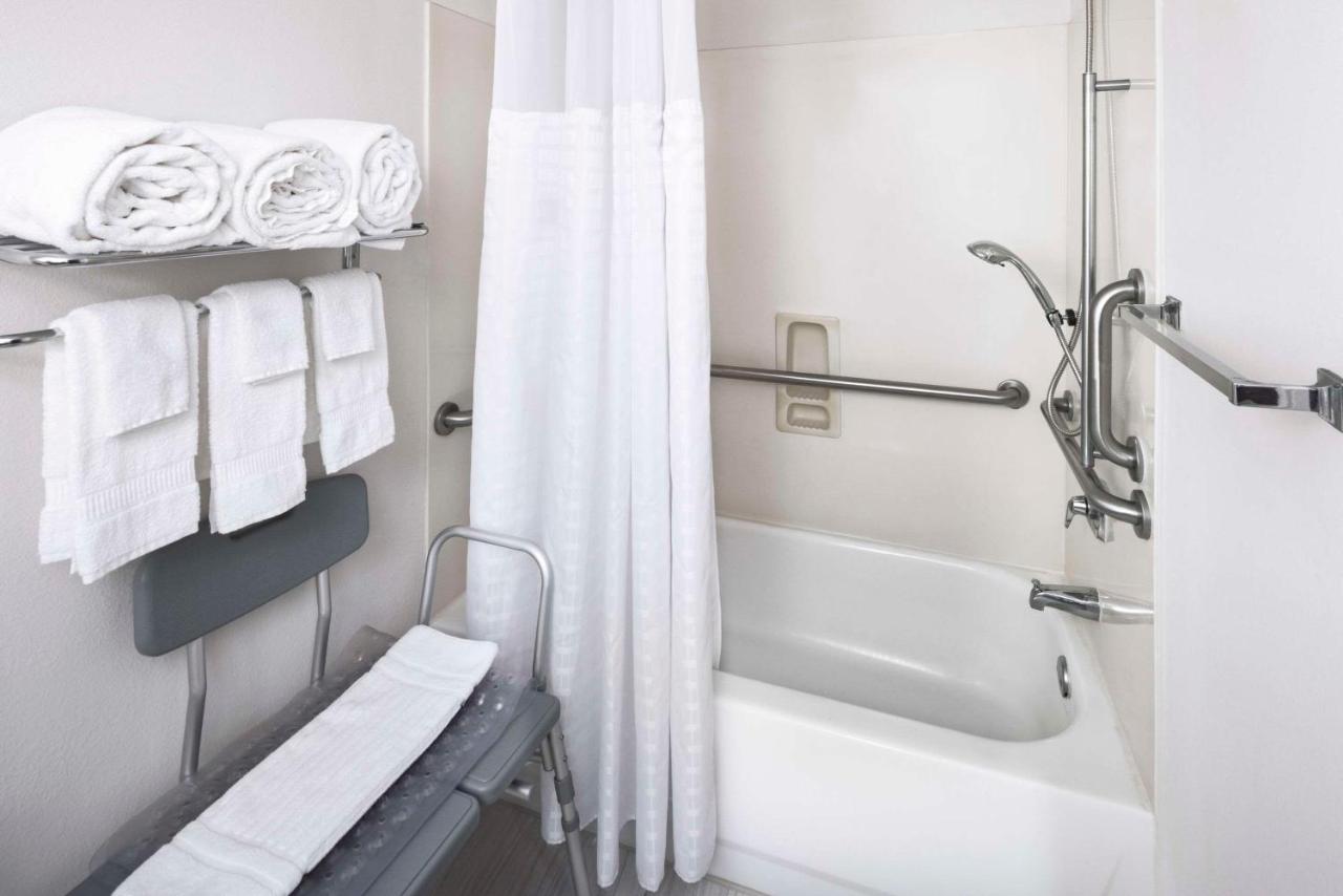 King Room - Accessible With Roll In Shower/Non Smoking at Comfort Inn & Suites Dahlonega University Area