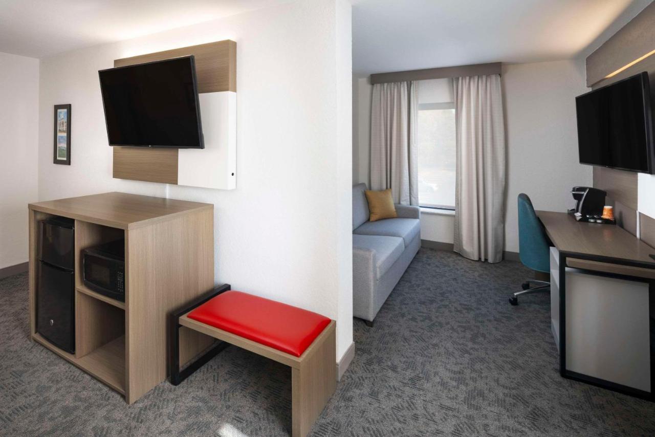 King Suite with Sofa Bed Hot Tub - Non Smoking at Comfort Inn & Suites Dahlonega University Area