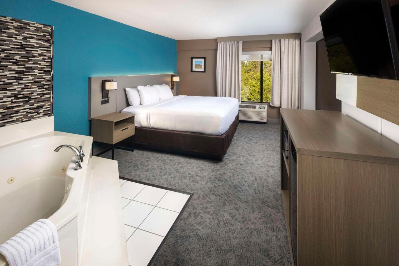 King Suite with Sofa Bed Hot Tub - Non Smoking at Comfort Inn & Suites Dahlonega University Area