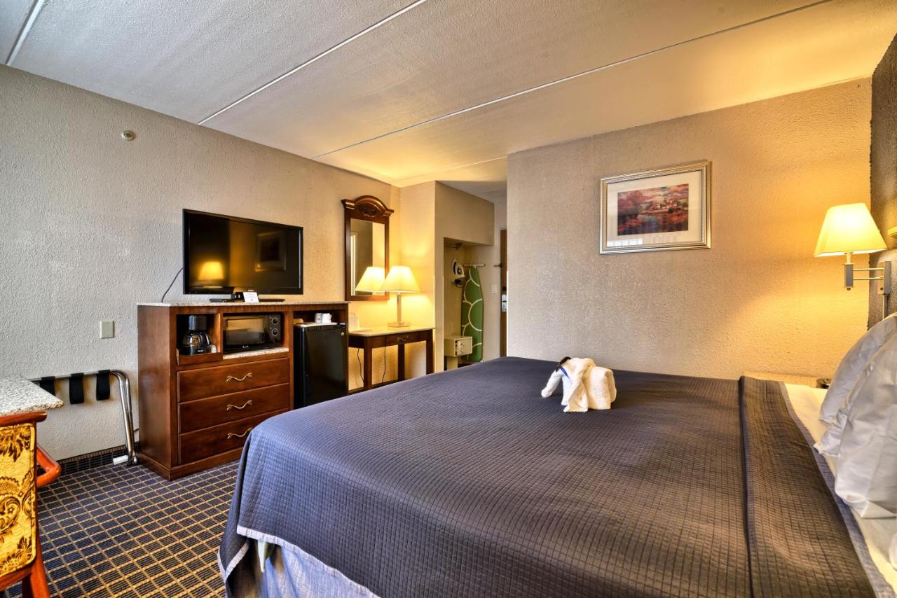 King Room - Non-Smoking at Howard Johnson by Wyndham Bangor