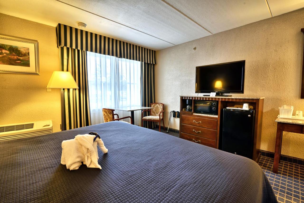 King Room - Non-Smoking at Howard Johnson by Wyndham Bangor