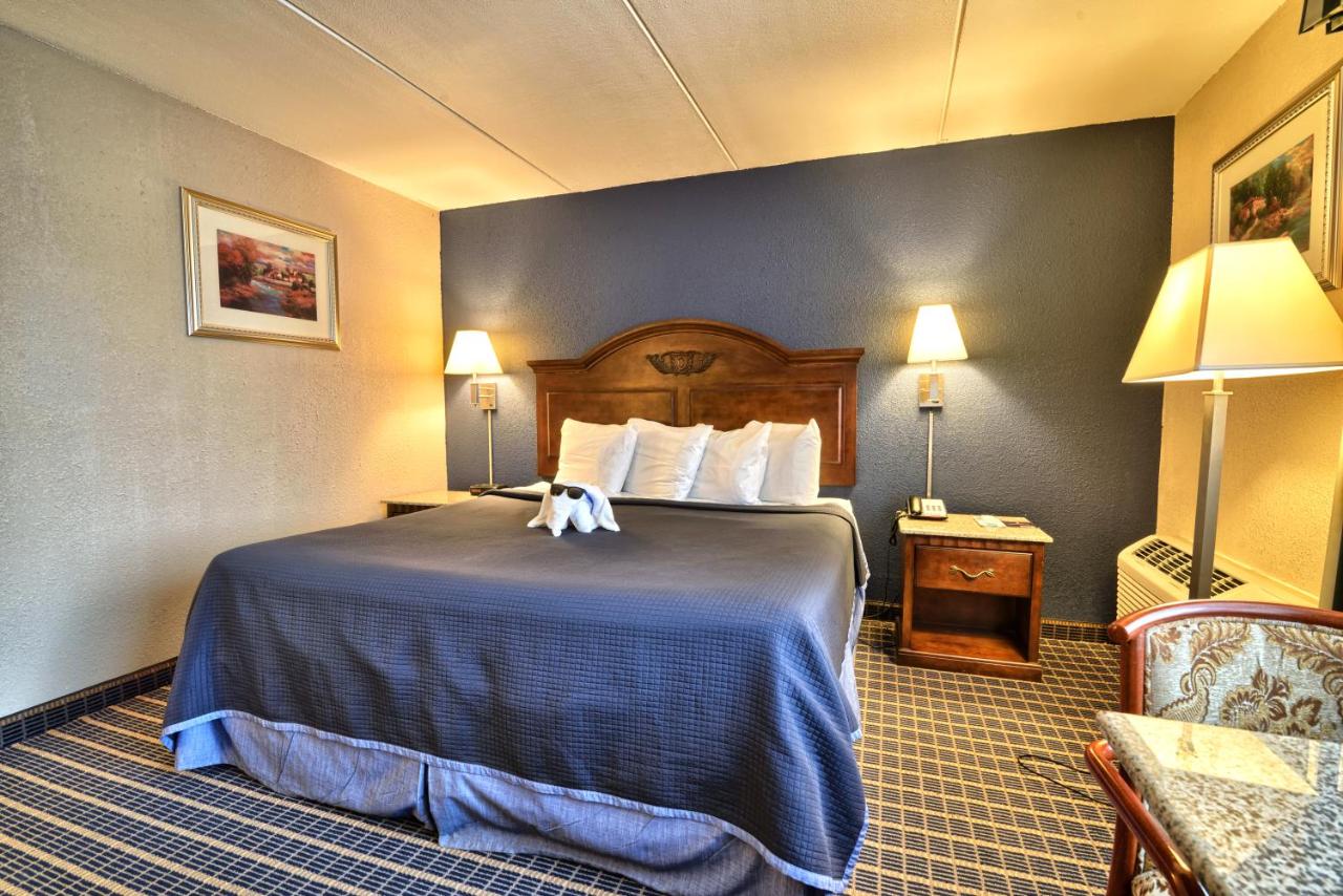 King Room - Non-Smoking at Howard Johnson by Wyndham Bangor