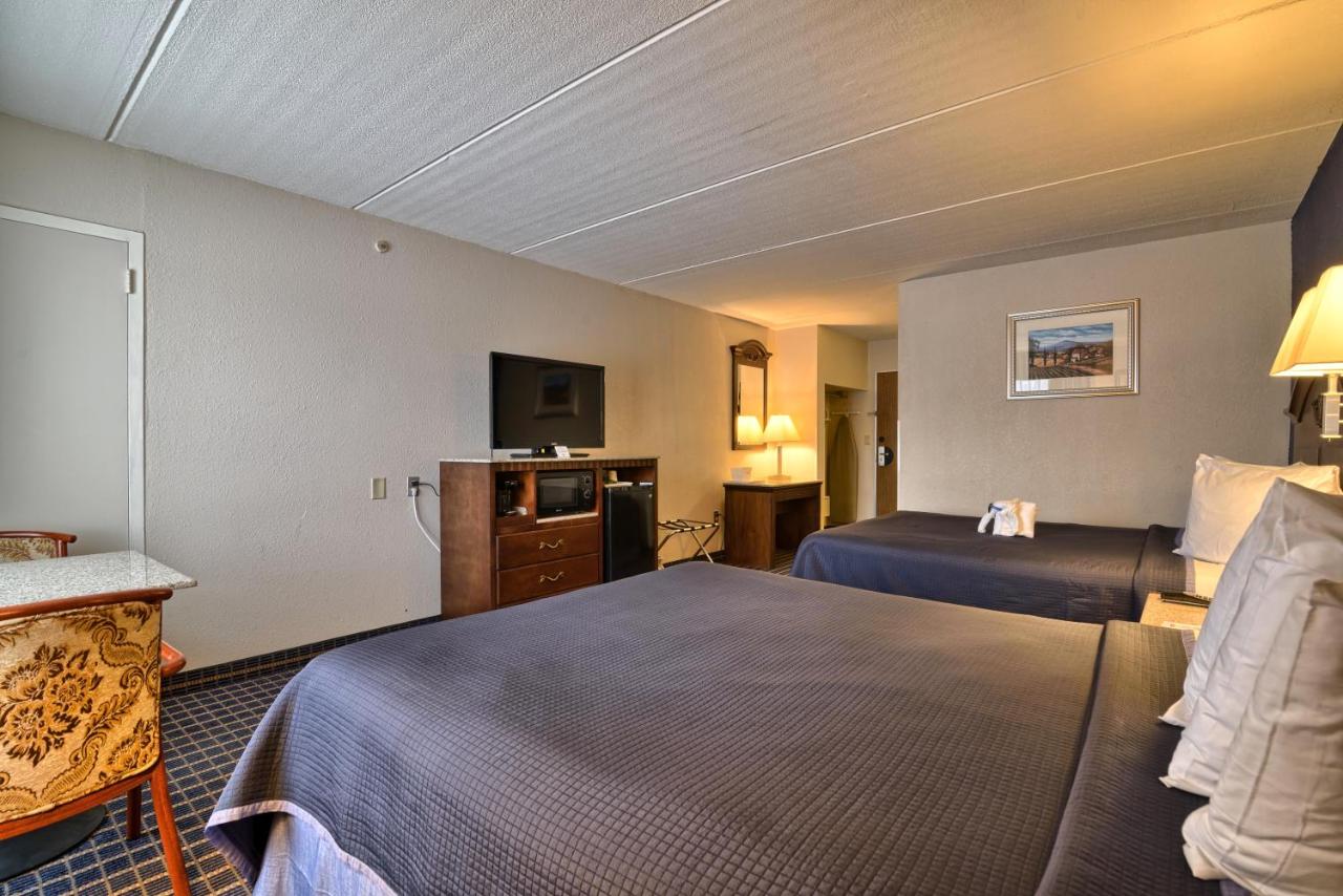 Queen Room with Two Queen Beds - Non-Smoking at Howard Johnson by Wyndham Bangor