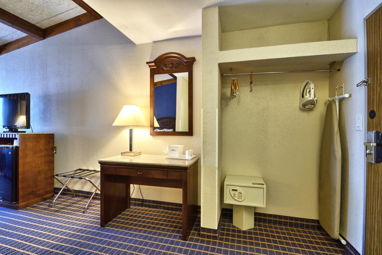 King Room - Non-Smoking at Howard Johnson by Wyndham Bangor