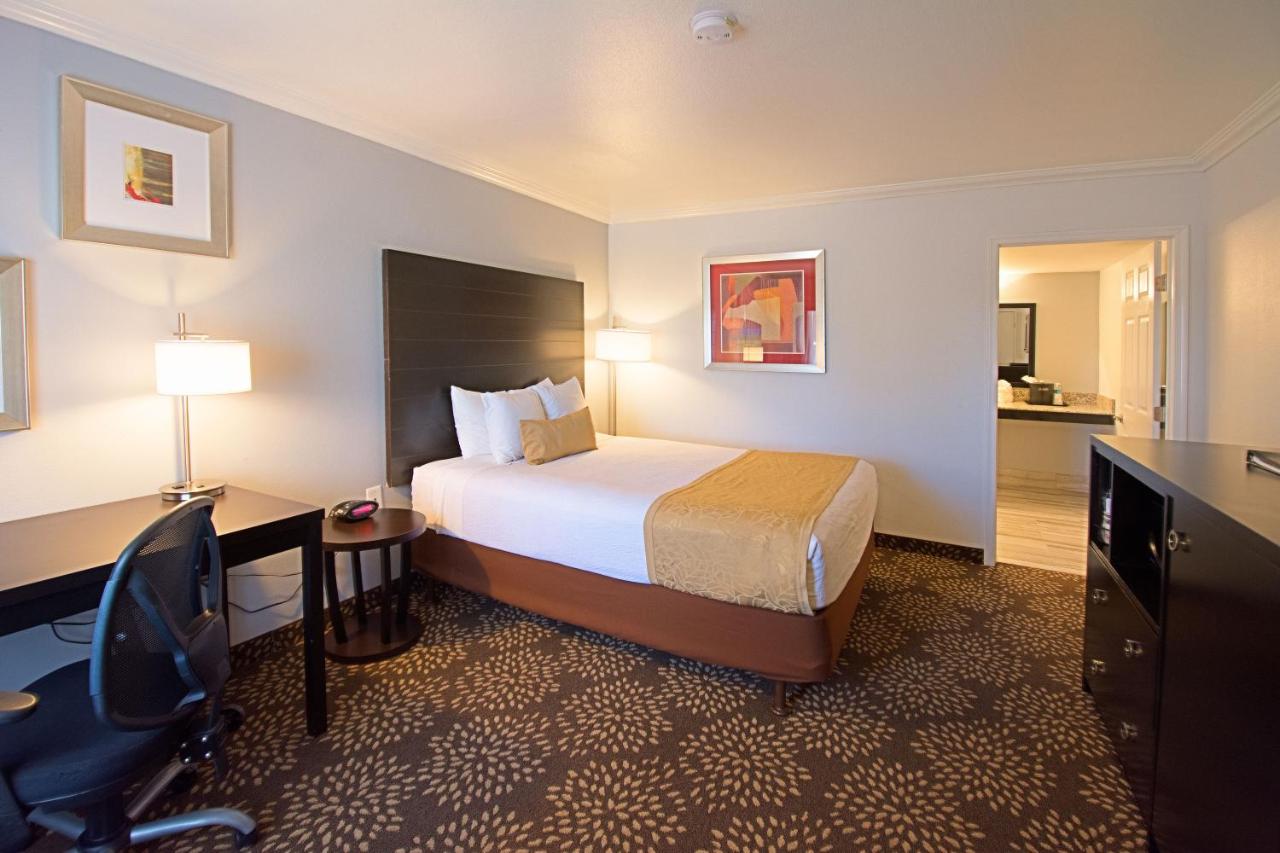 Queen Room with Mobility Accessible Tub - Non-Smoking at Best Western Yuma Mall Hotel & Suites